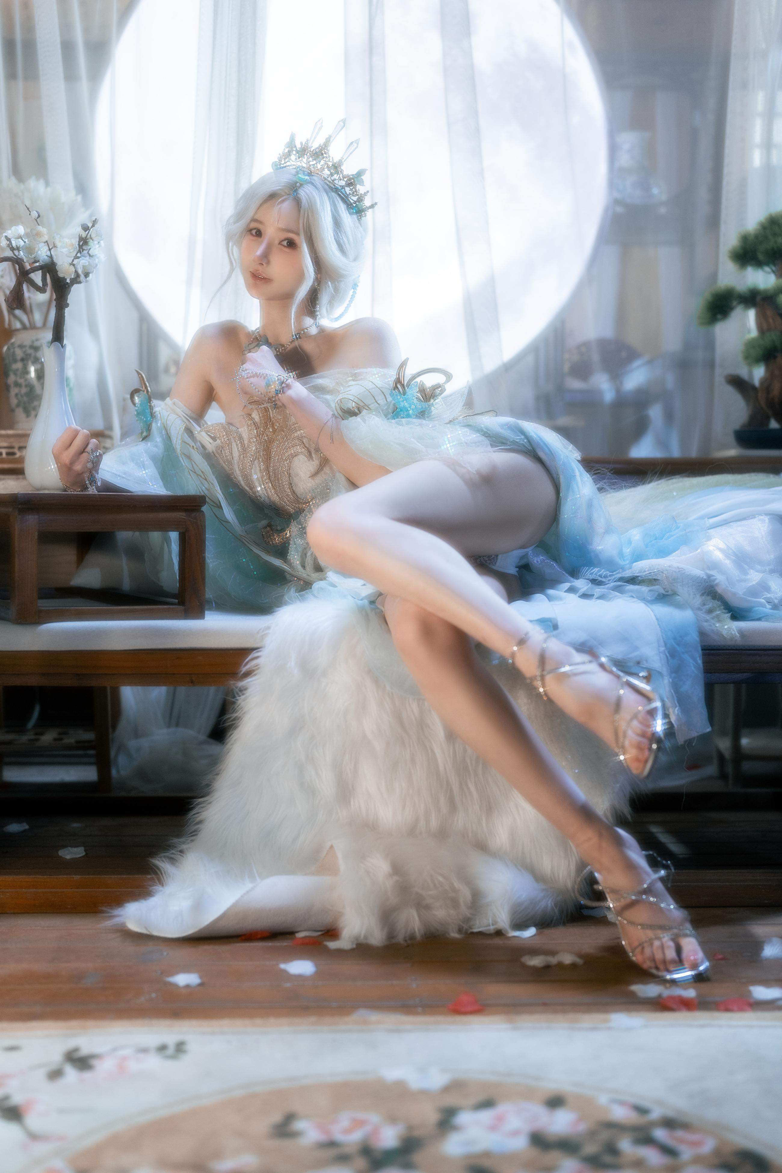[cosplay] 橙子喵酱 - 逆水寒：白发古风露背美腿还原 50P