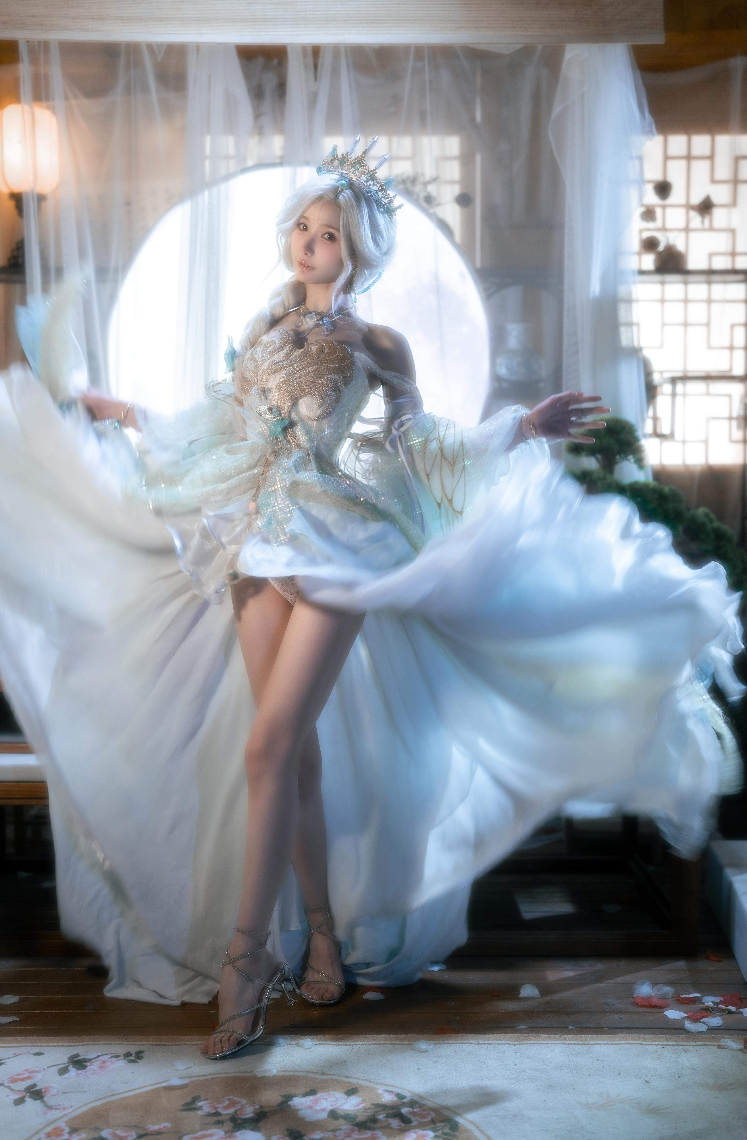 [cosplay] 橙子喵酱 - 逆水寒：白发古风露背美腿还原 50P