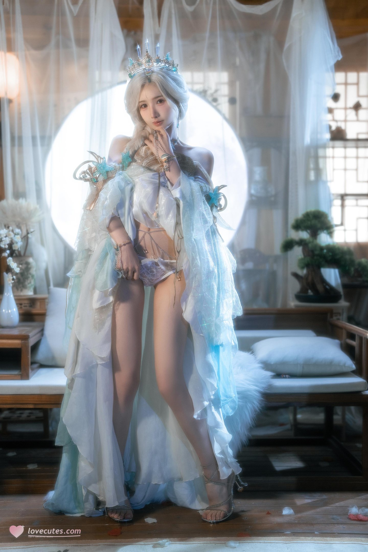 [cosplay] 橙子喵酱 - 逆水寒：白发古风露背美腿还原 50P