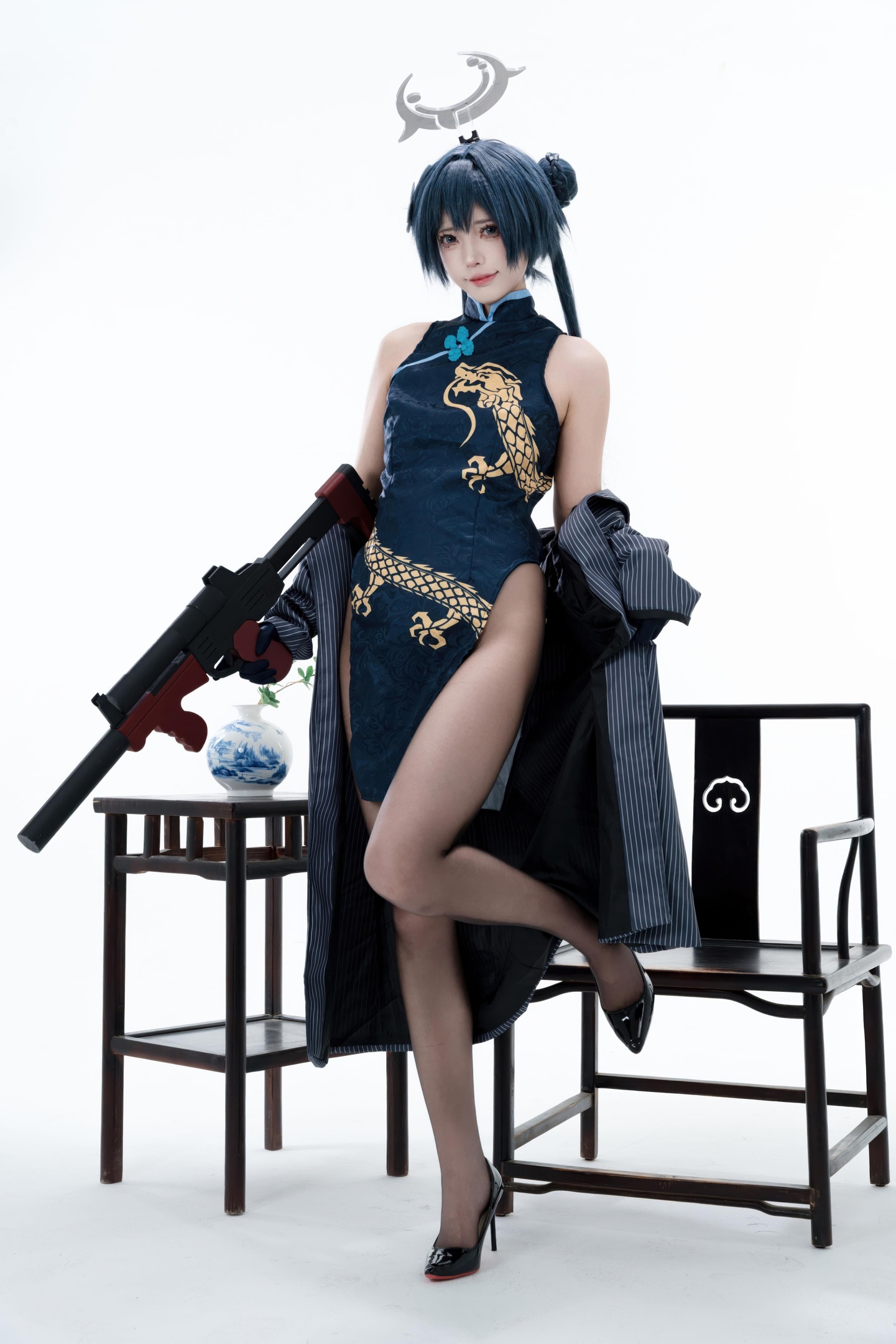 [cosplay] 君颜圆又圆 - 龙华妃咲：블랙 골드 치파오 검은 스타킹 총기 소품 대담한 노출 153P3V