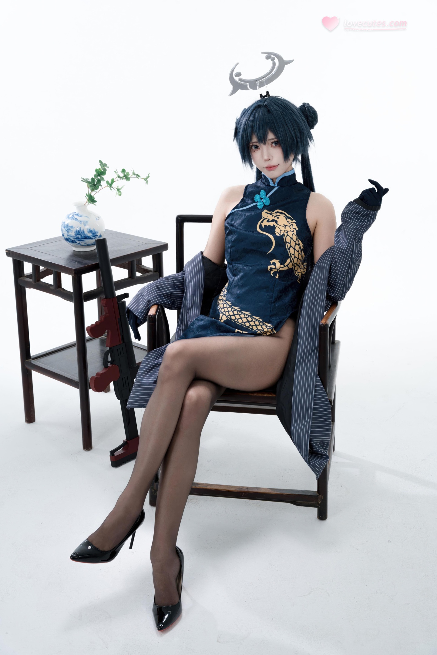 [cosplay] 君颜圆又圆 - 龙华妃咲：블랙 골드 치파오 검은 스타킹 총기 소품 대담한 노출 153P3V