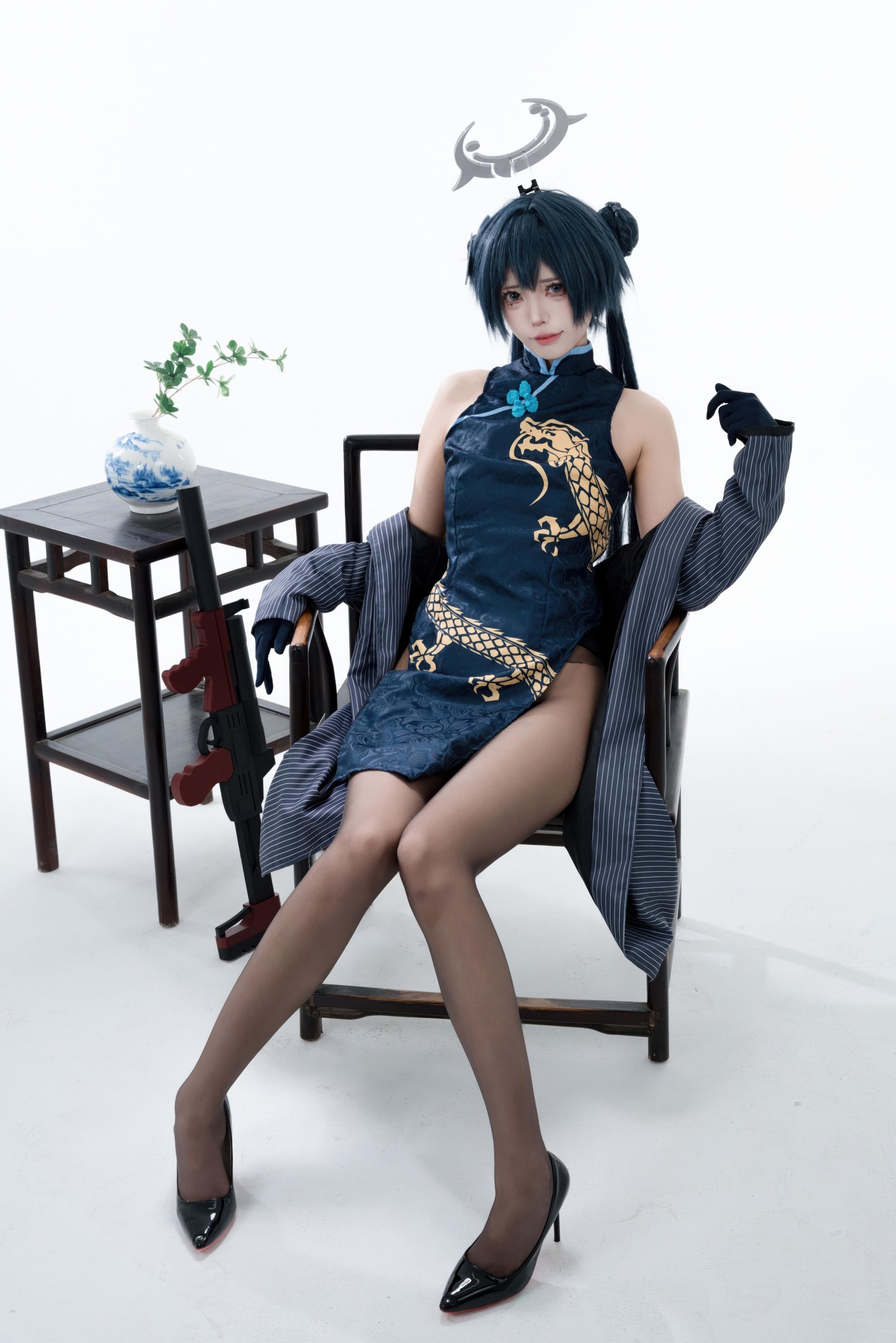 [cosplay] 君颜圆又圆 - 龙华妃咲：블랙 골드 치파오 검은 스타킹 총기 소품 대담한 노출 153P3V