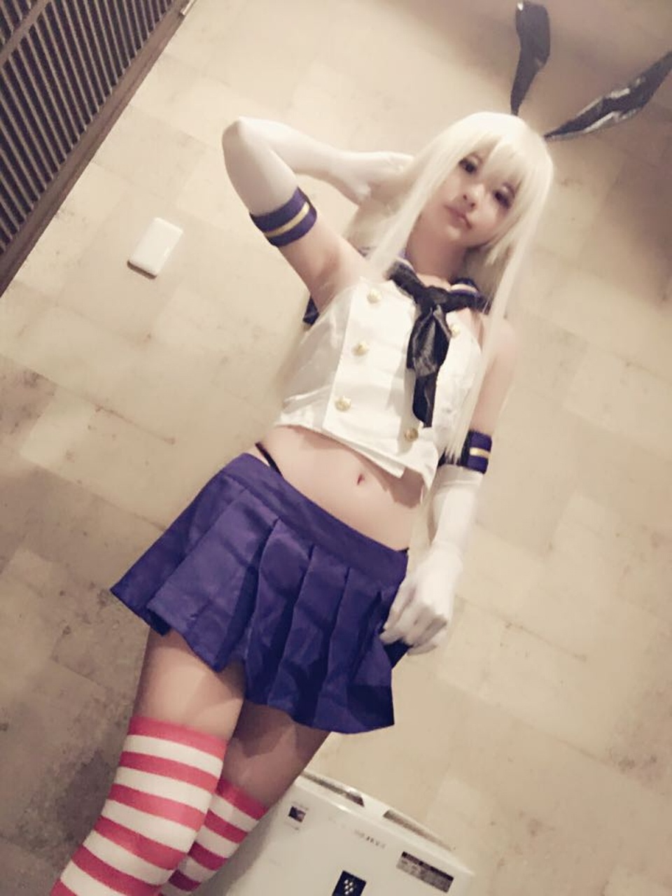 [cosplay] 习呆呆 - 岛风：红白条纹袜露点美腿还原 42P2V