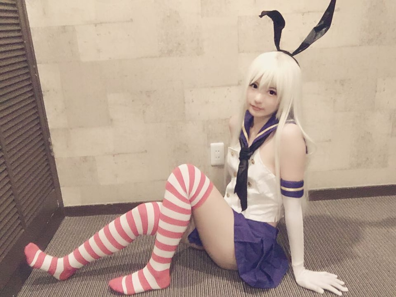 [cosplay] 习呆呆 - 岛风：红白条纹袜露点美腿还原 42P2V