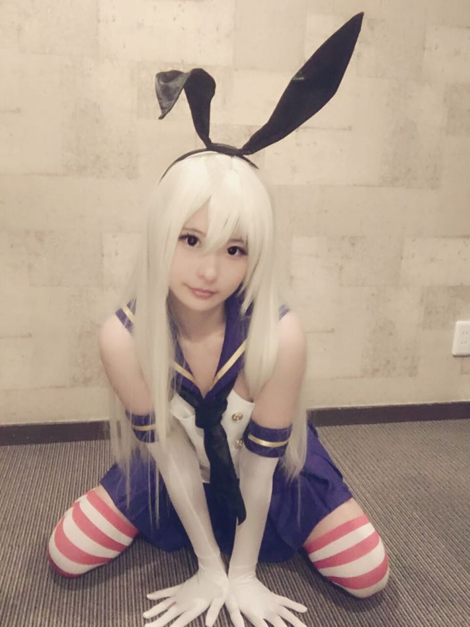 [cosplay] 习呆呆 - 岛风：红白条纹袜露点美腿还原 42P2V