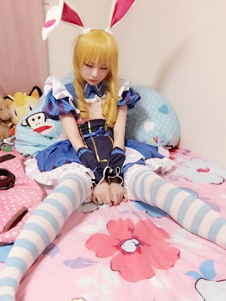 [cosplay] 习呆呆 - 爱丽丝梦游仙境：兔耳白丝短裙露点写真 32P2V