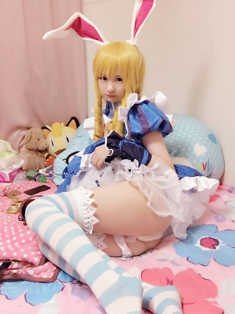 [cosplay] 习呆呆 - 爱丽丝梦游仙境：兔耳白丝短裙露点写真 32P2V