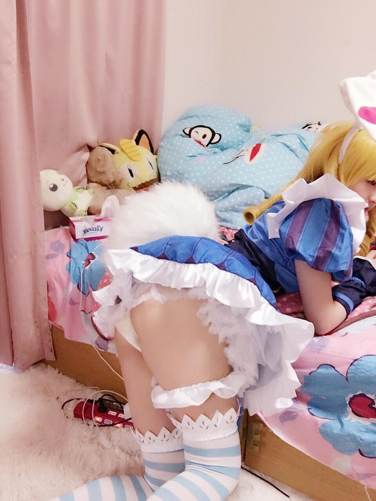 [cosplay] 习呆呆 - 爱丽丝梦游仙境：兔耳白丝短裙露点写真 32P2V