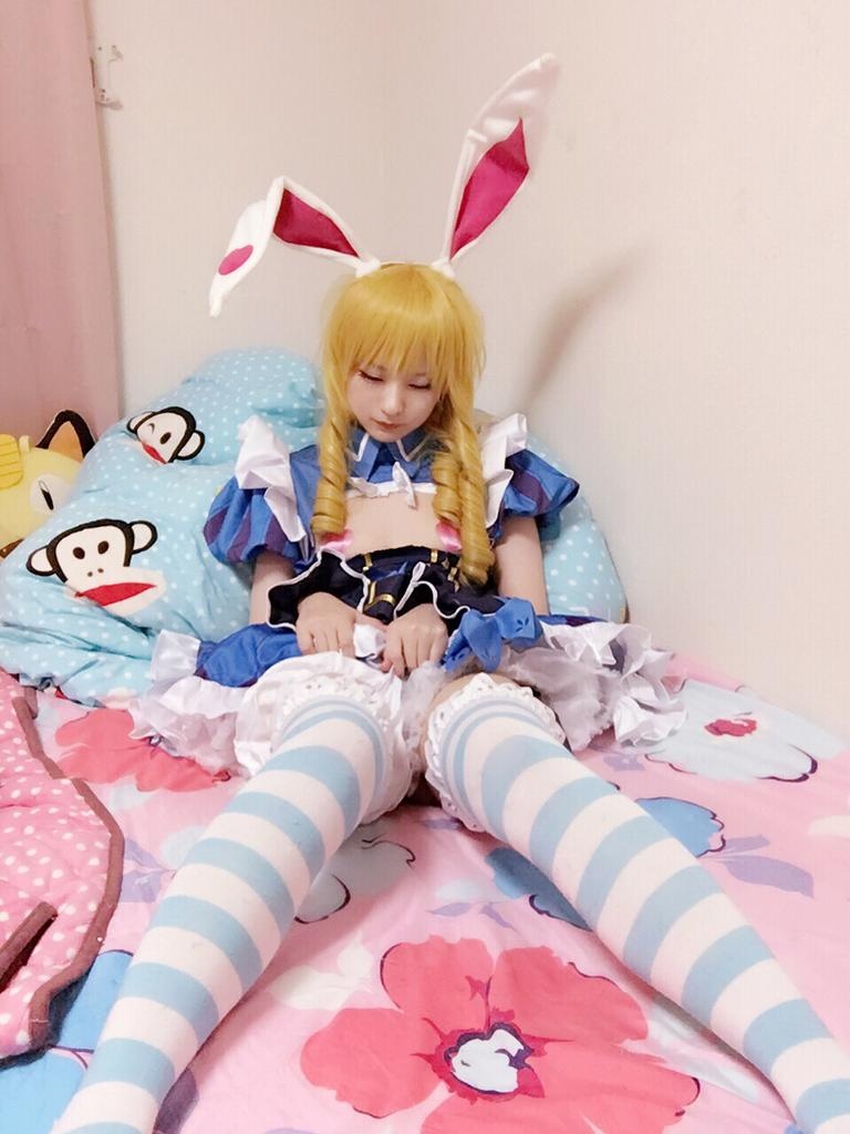 [cosplay] 习呆呆 - 爱丽丝梦游仙境：兔耳白丝短裙露点写真 32P2V