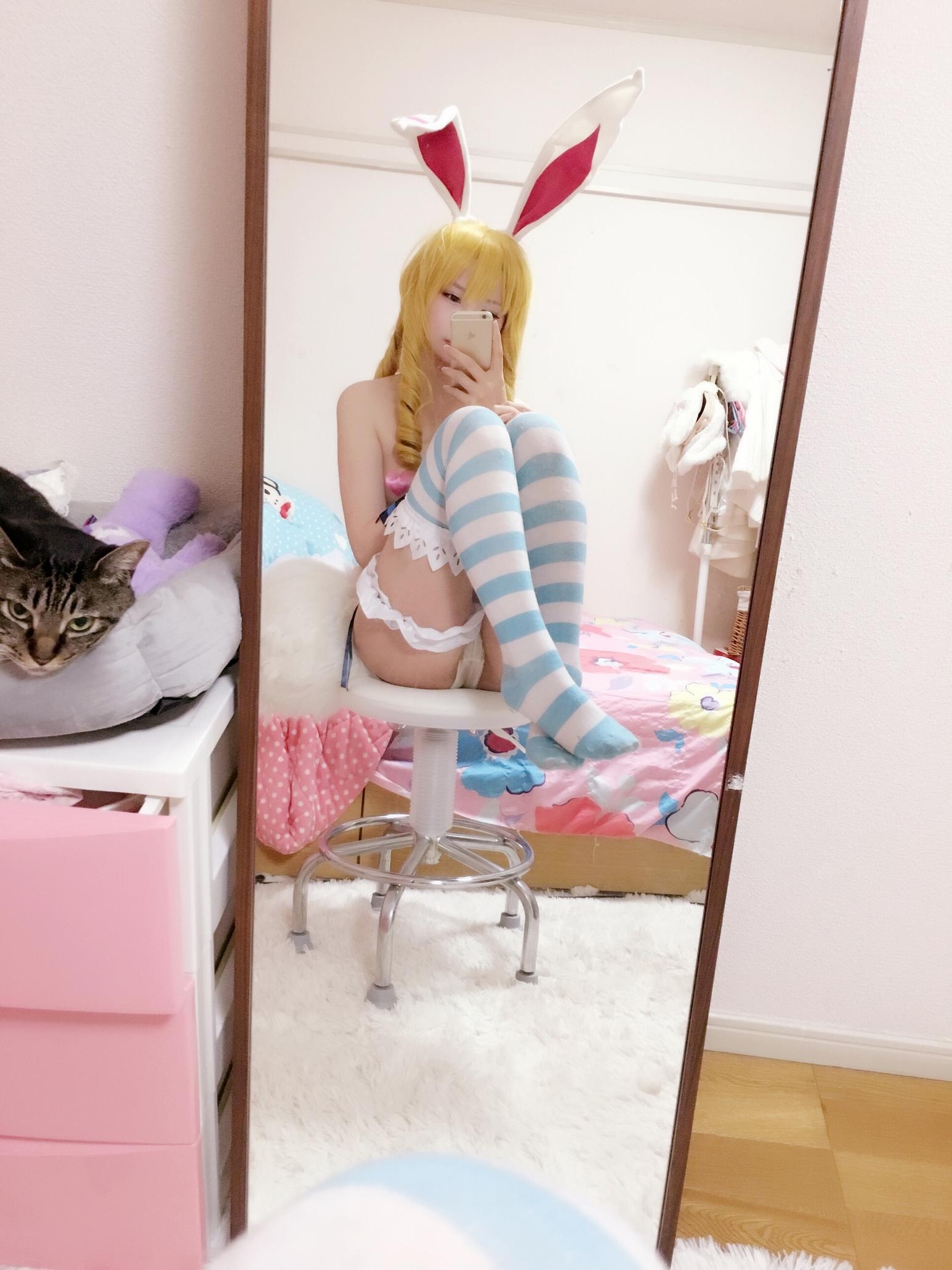 [cosplay] 习呆呆 - 爱丽丝梦游仙境：兔耳白丝短裙露点写真 32P2V