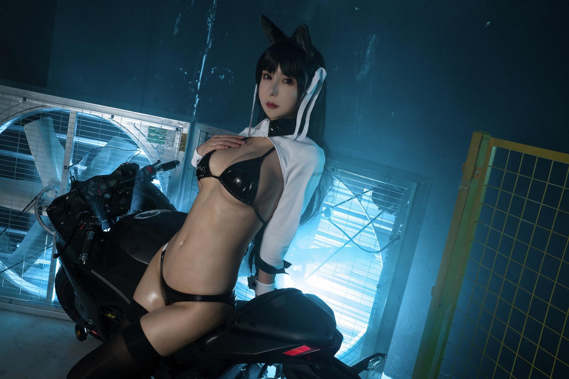[cosplay] Amazon catfish - Azur Lane Atago xe máy: đồ da xe máy đen trắng, tất đen, ngực đẹp 10P