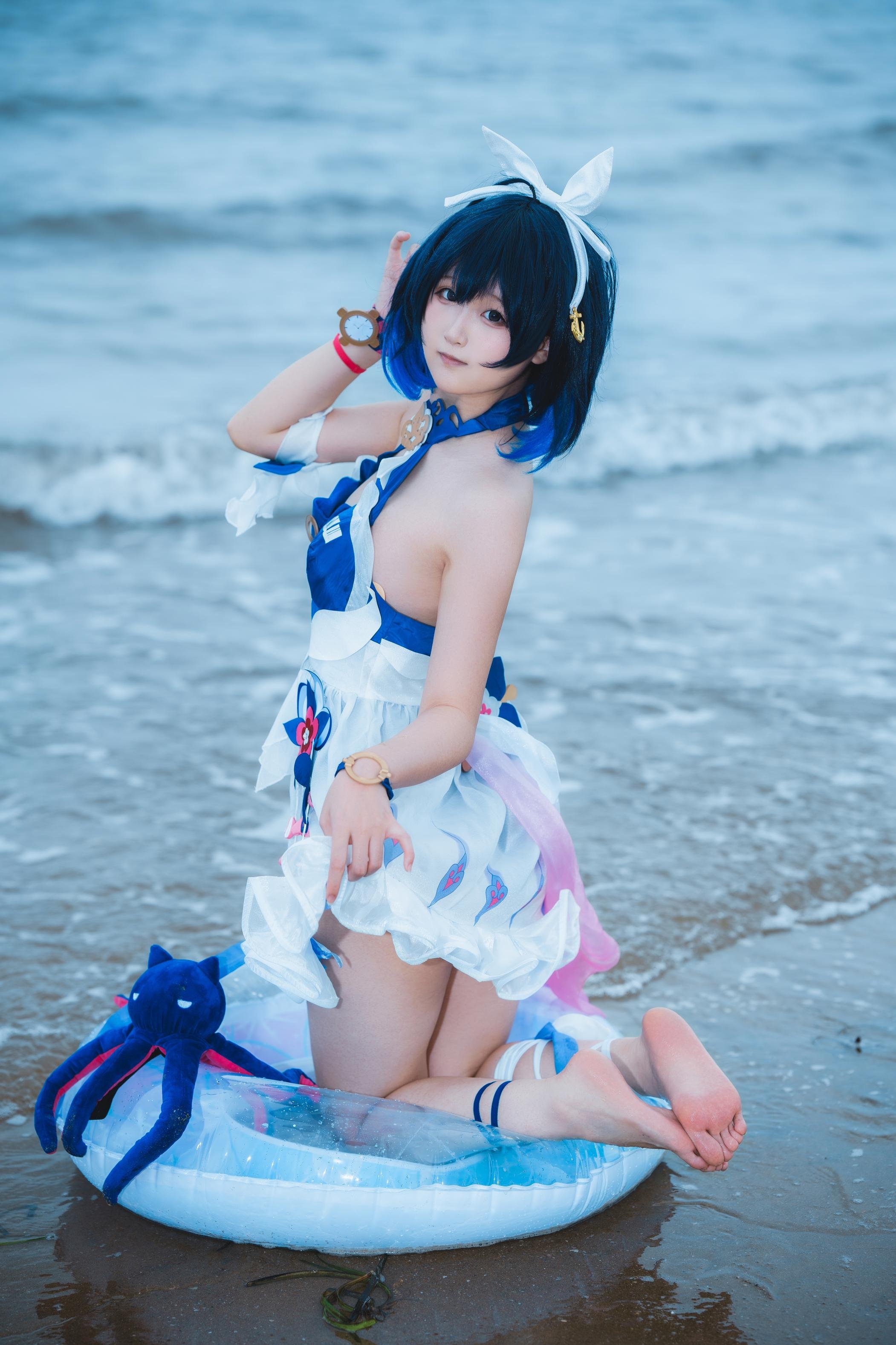 [cosplay] Seele麦麦 - 希尔彼岸浪花物语·海滩：蓝白泳装海滩白丝美腿 72P