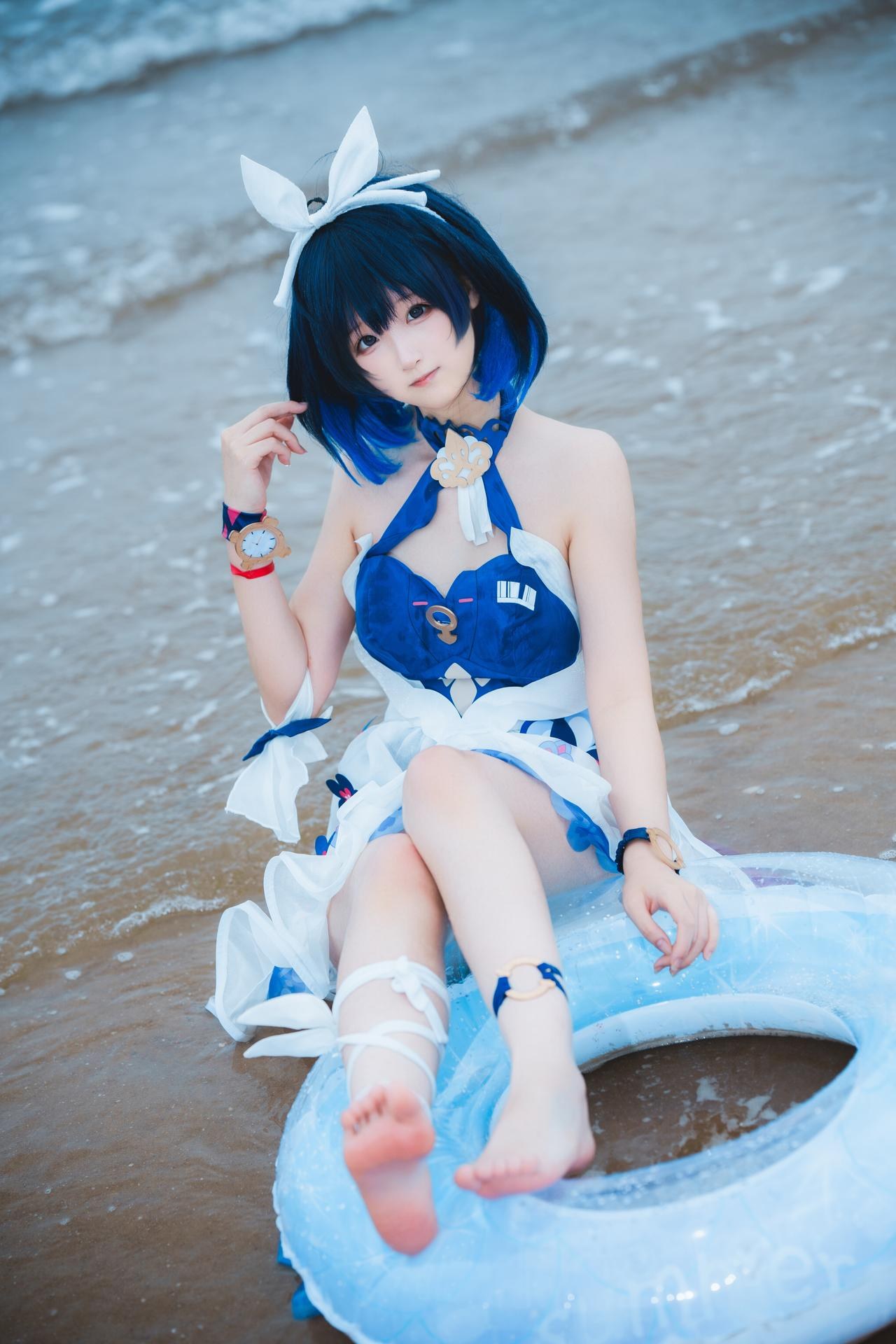 [cosplay] Seele麦麦 - 希尔彼岸浪花物语·海滩：蓝白泳装海滩白丝美腿 72P