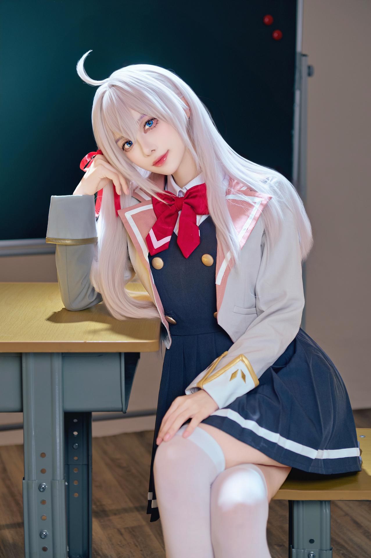 [cosplay] Shika小鹿鹿 - 艾莉同学：白发校园制服白丝教室写真 38P