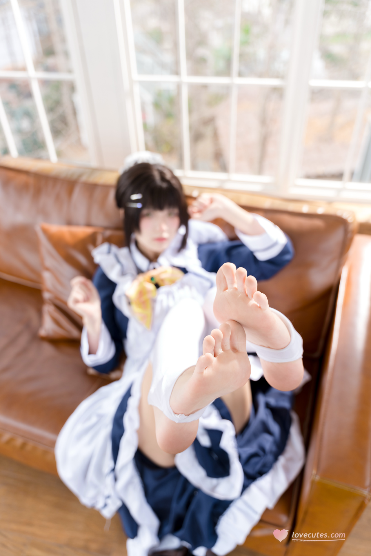 [写真] 九柒喵 - 枣子姐女仆：蓝白女仆装白丝沙发写真 23P