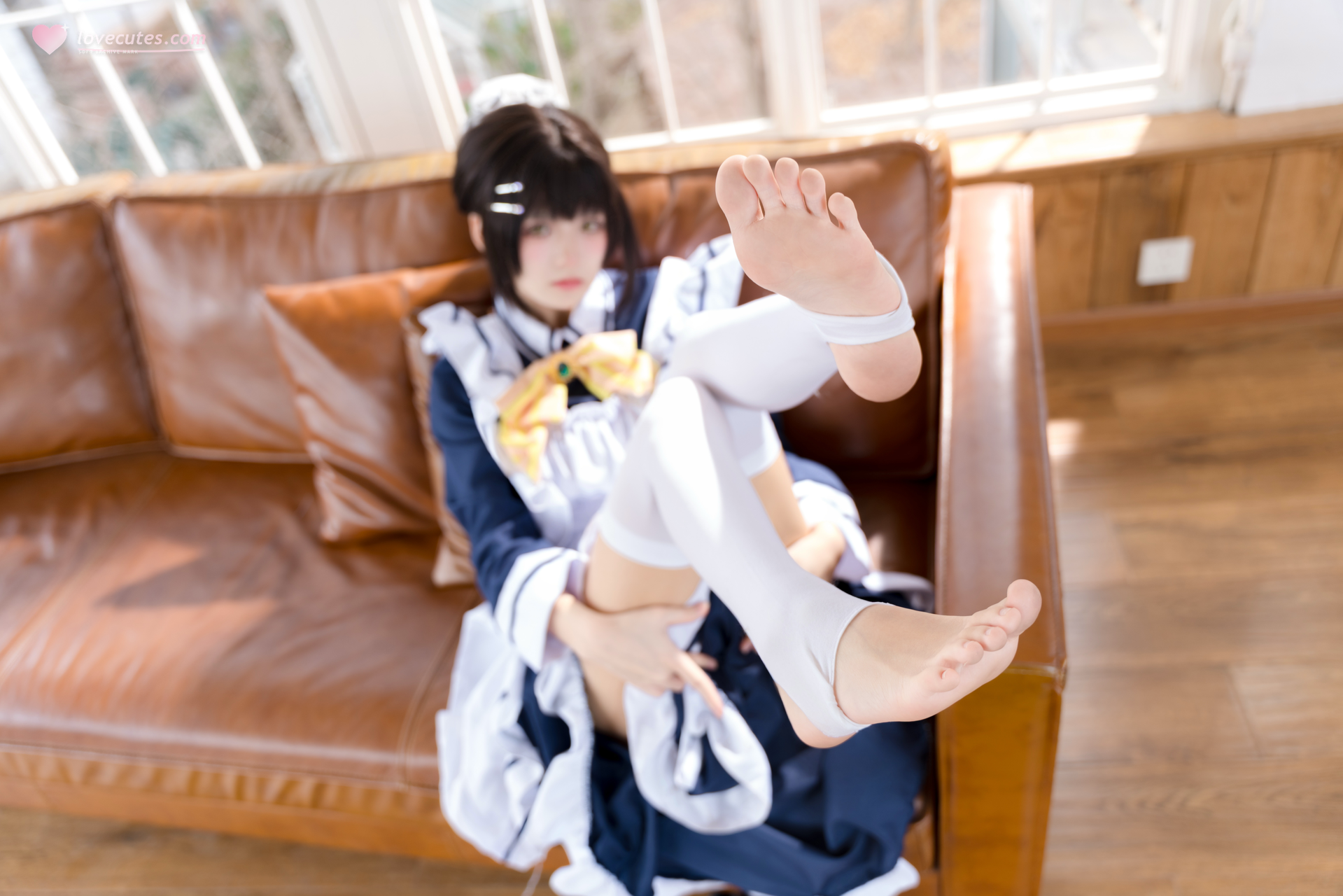 [写真] 九柒喵 - 枣子姐女仆：蓝白女仆装白丝沙发写真 23P