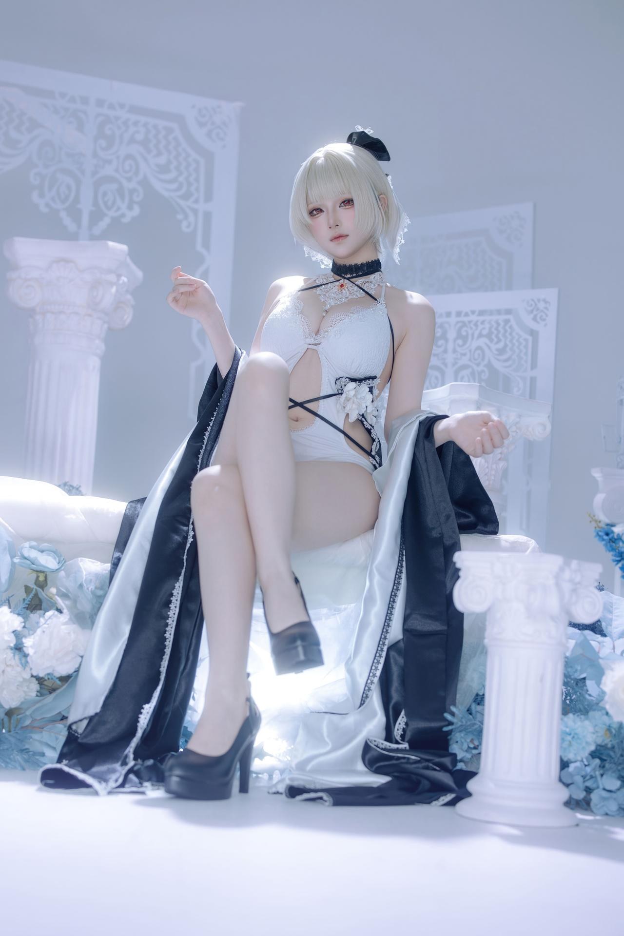 [cosplay] 屿鱼 - アズールレーン フォーミダブル 同人ドレス：黒白ドレス 白ストッキング 美脚 アイスブルー背景 63P