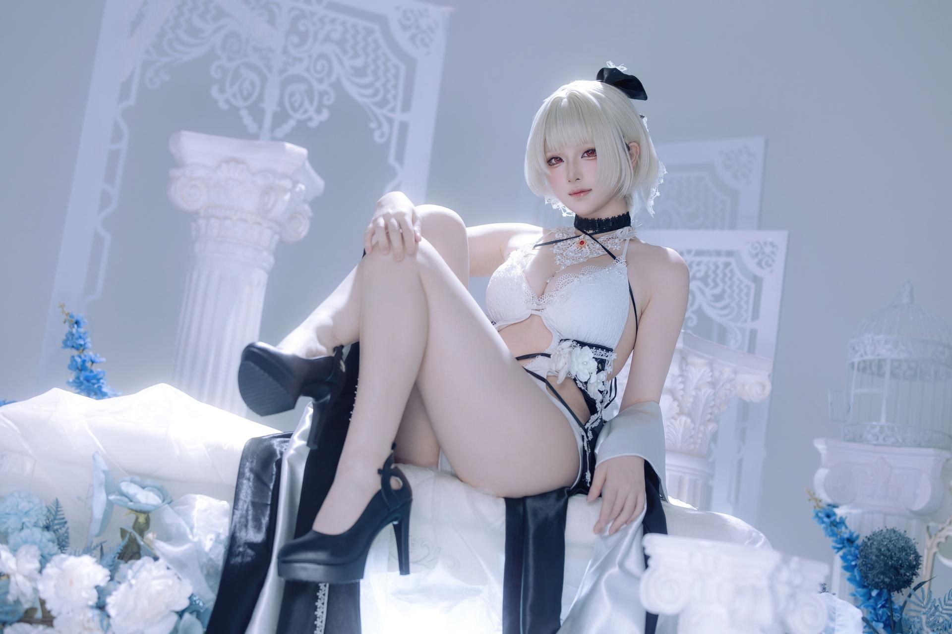 [cosplay] 屿鱼 - アズールレーン フォーミダブル 同人ドレス：黒白ドレス 白ストッキング 美脚 アイスブルー背景 63P