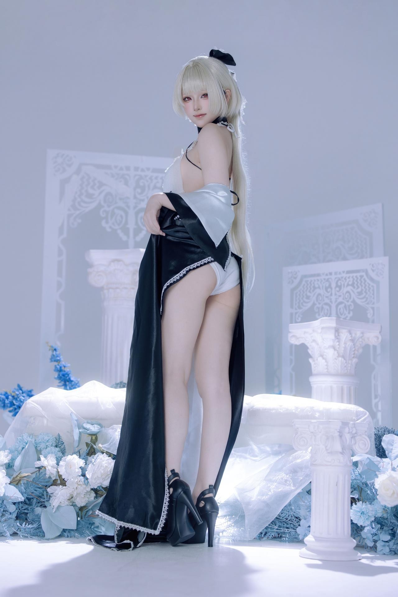 [cosplay] 屿鱼 - アズールレーン フォーミダブル 同人ドレス：黒白ドレス 白ストッキング 美脚 アイスブルー背景 63P