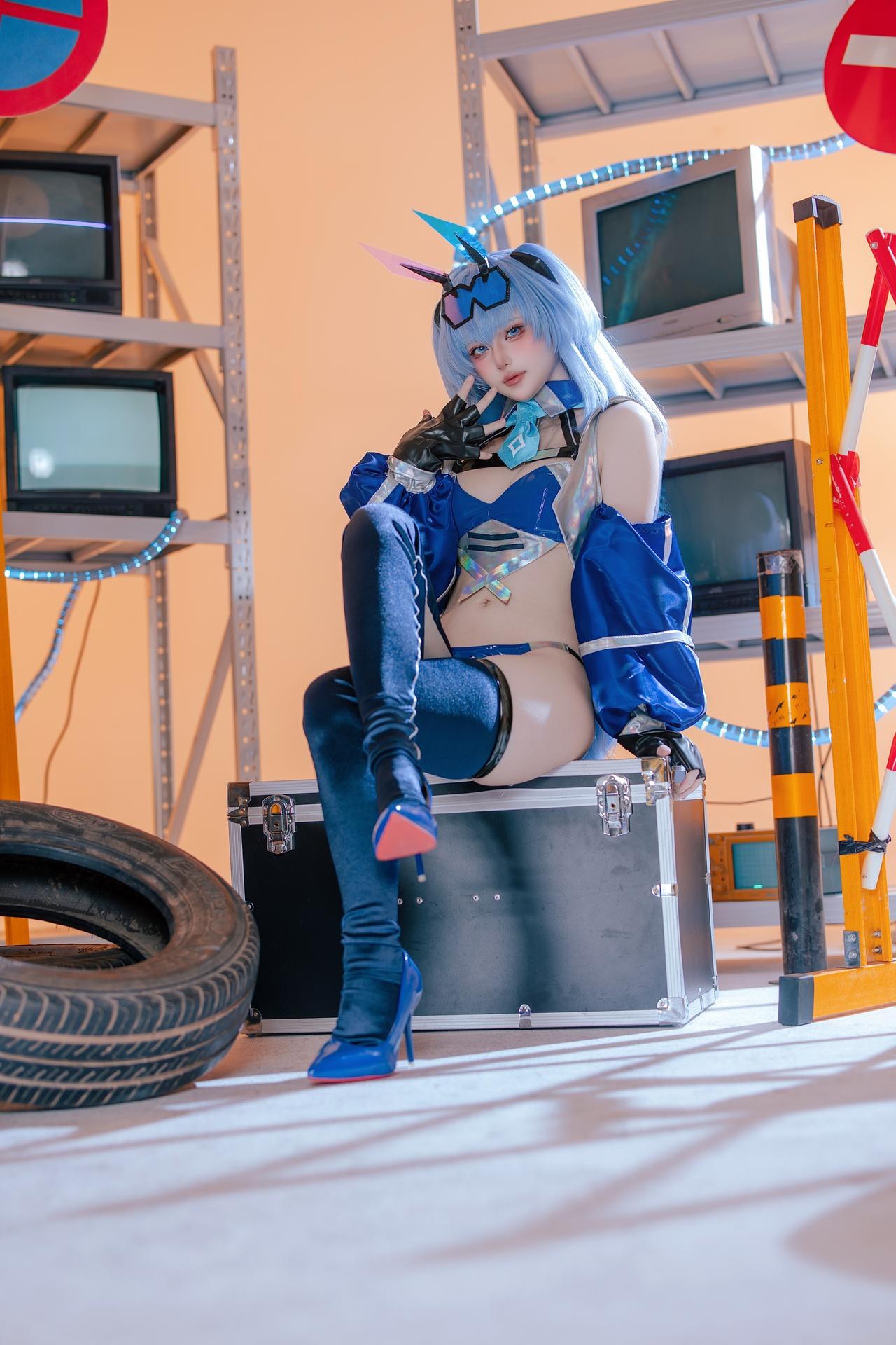[cosplay] 屿鱼 - 碧蓝航线 花园赛车服：蓝色赛车服机车布景美腿 82P