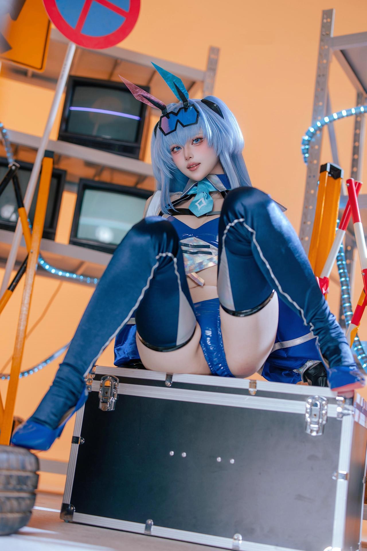 [cosplay] 屿鱼 - 碧蓝航线 花园赛车服：蓝色赛车服机车布景美腿 82P