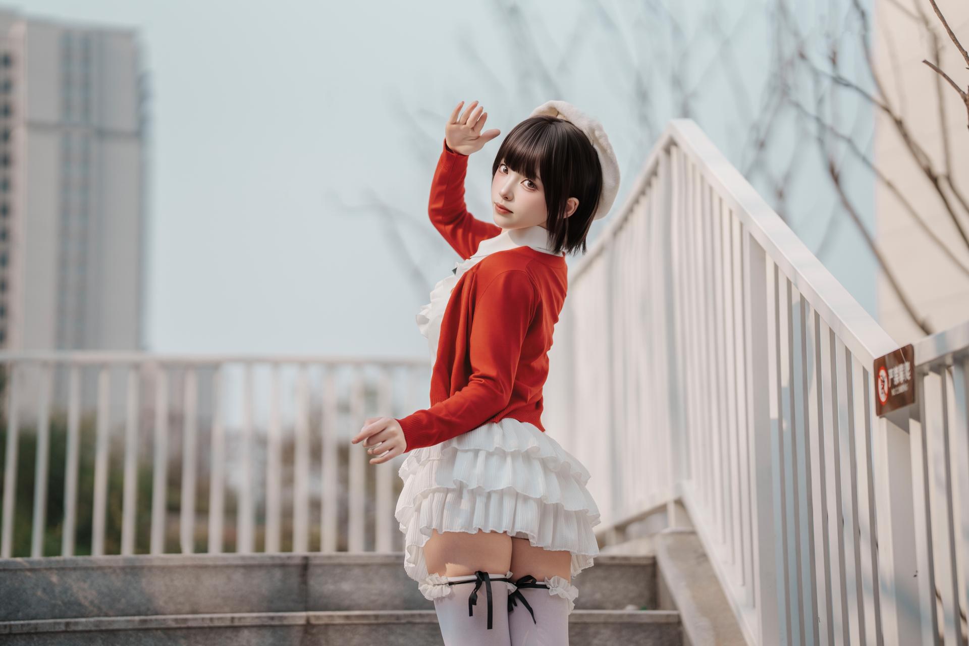 [写真] Bangni邦尼 - 春日遊：赤いカーディガン、白いスカート、白いストッキングの屋外写真 82P8V
