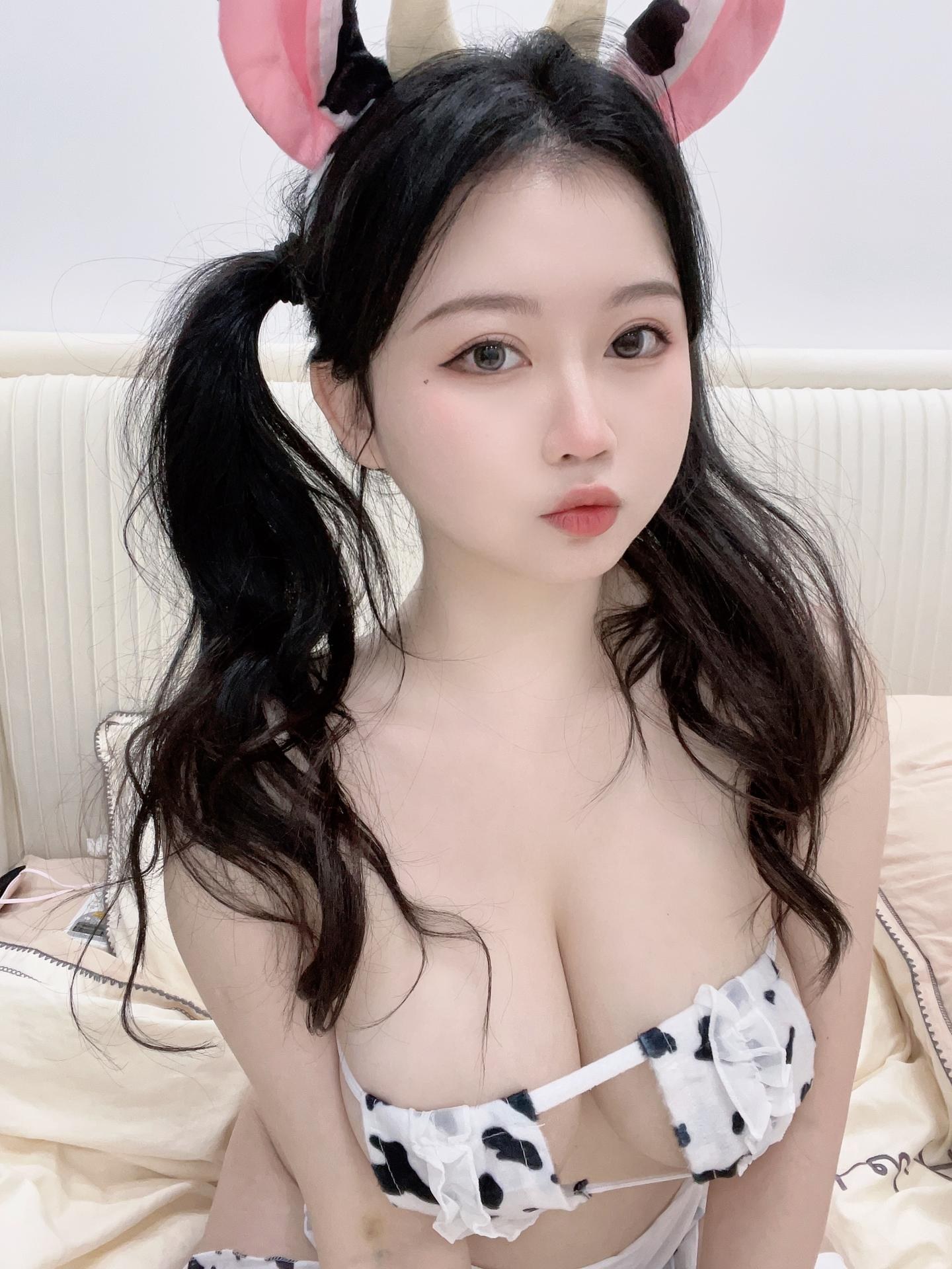 [私房] 依酱 - ลายวัว: บิกินี่ลายวัว เซลฟีในห้องนอน เน้นหน้าอกสวย 23P4V