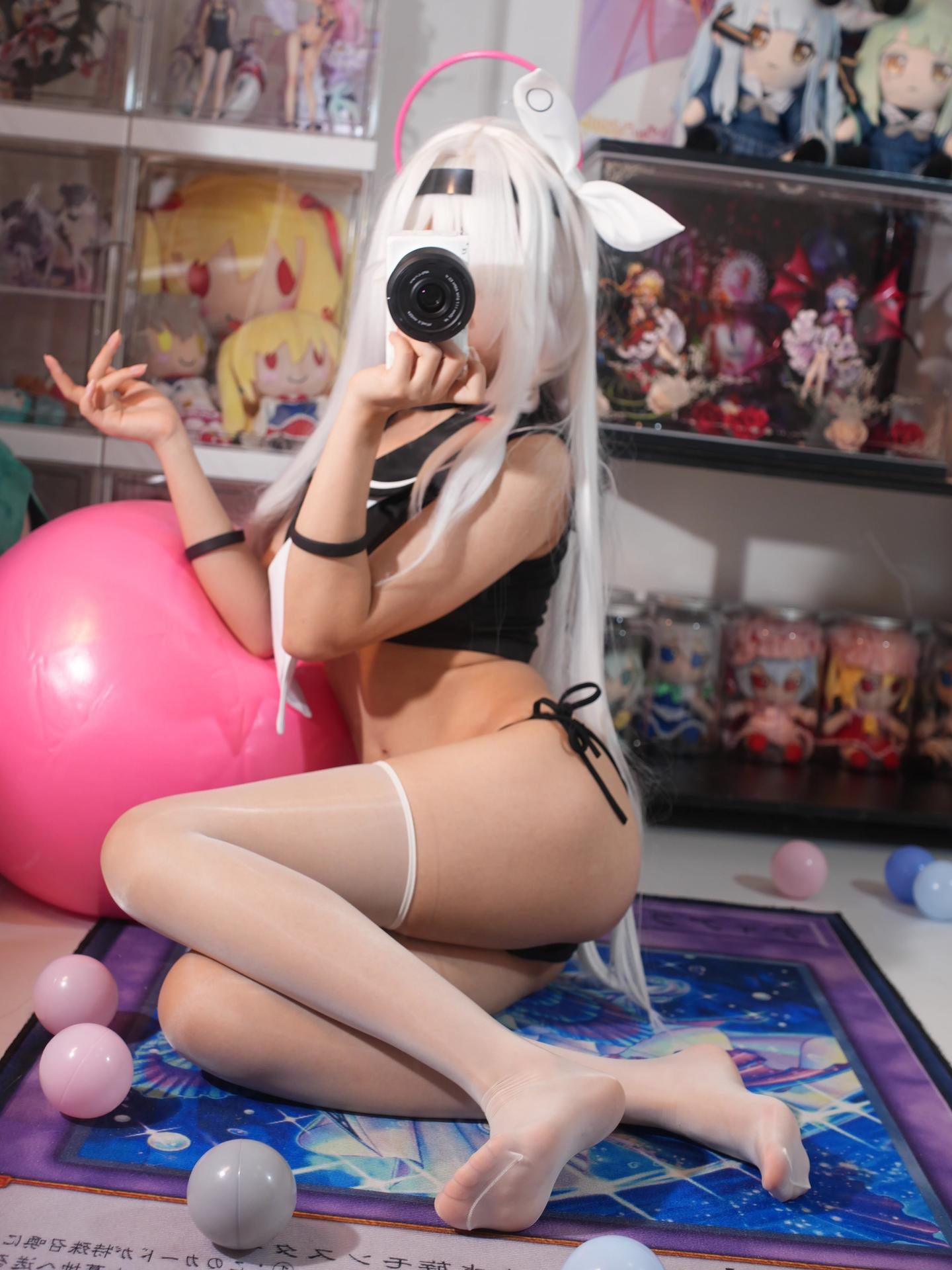 [cosplay] 白栎Shirly - 蔚蓝档案 普拉娜泳装：白发黑白泳装美腿 113P