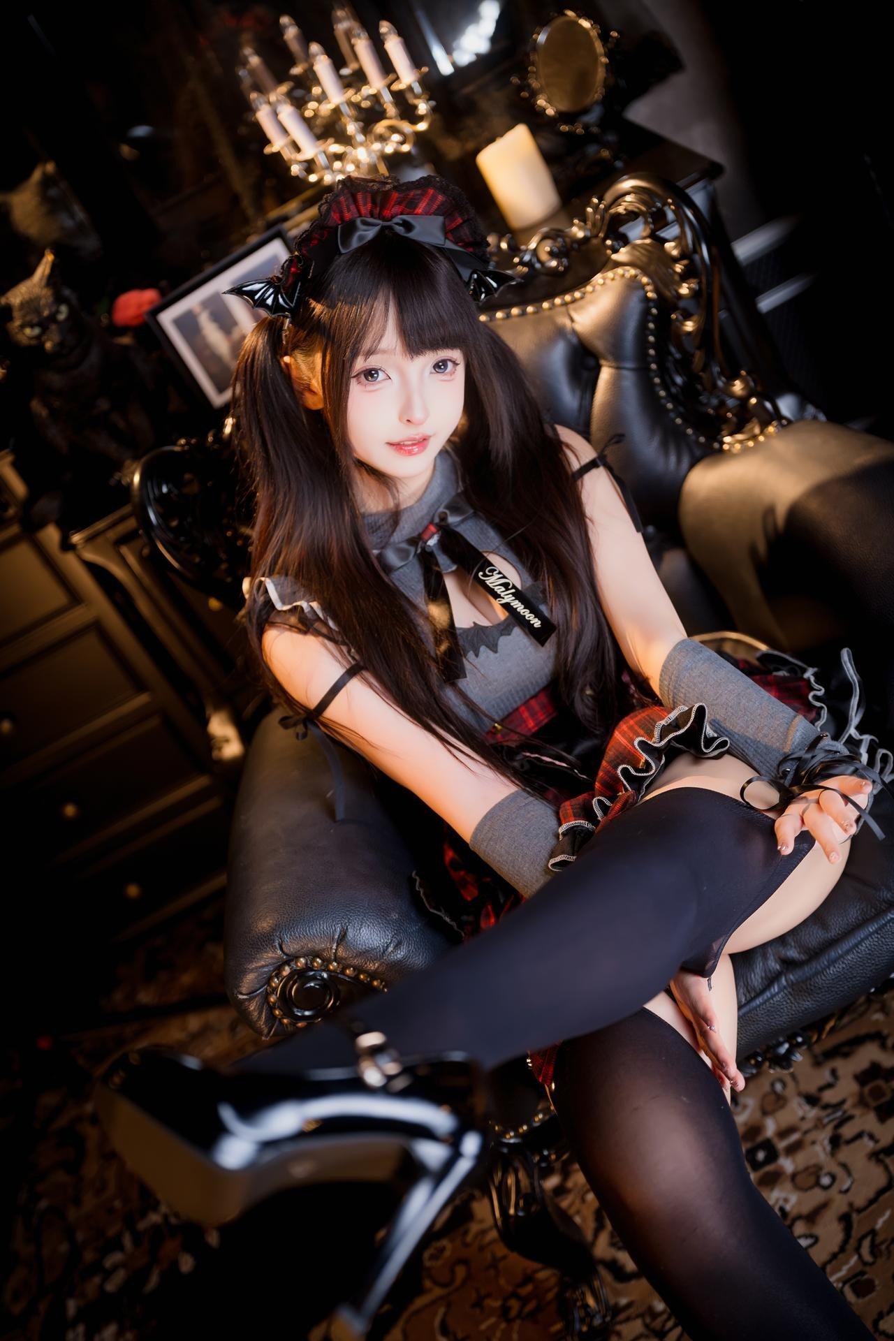 [私房] 神楽坂真冬 - 冬之小恶魔：黑红恶魔女仆装 黑丝美腿 75P2V