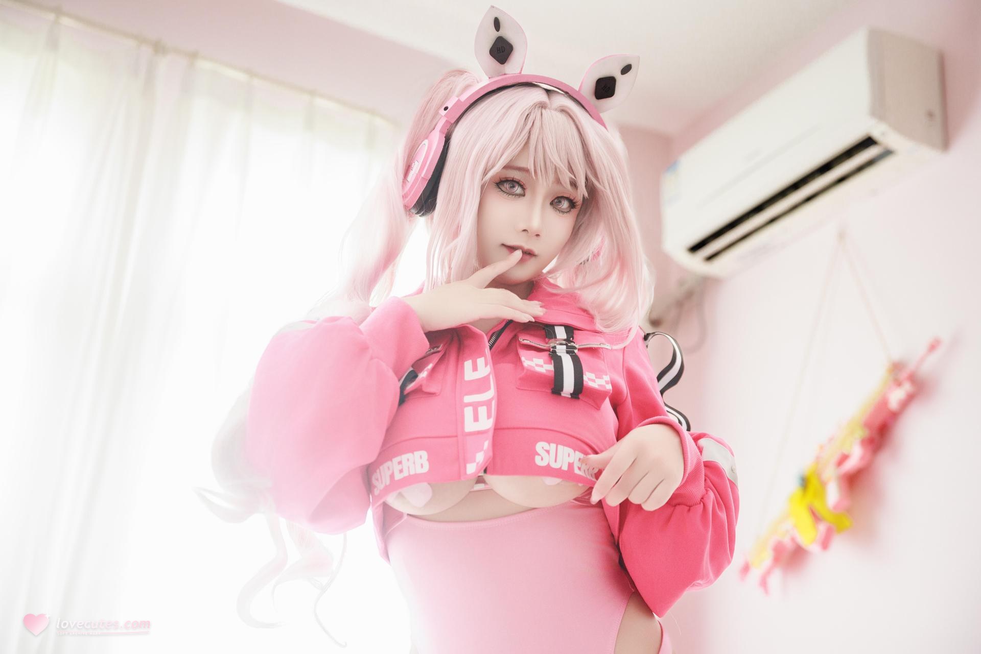 [cosplay] 阿雪雪 - Trang phục bơi Alice: đồ bơi tai thỏ màu hồng, cầm súng dài bên hồ bơi, chân dài đẹp 94P1V