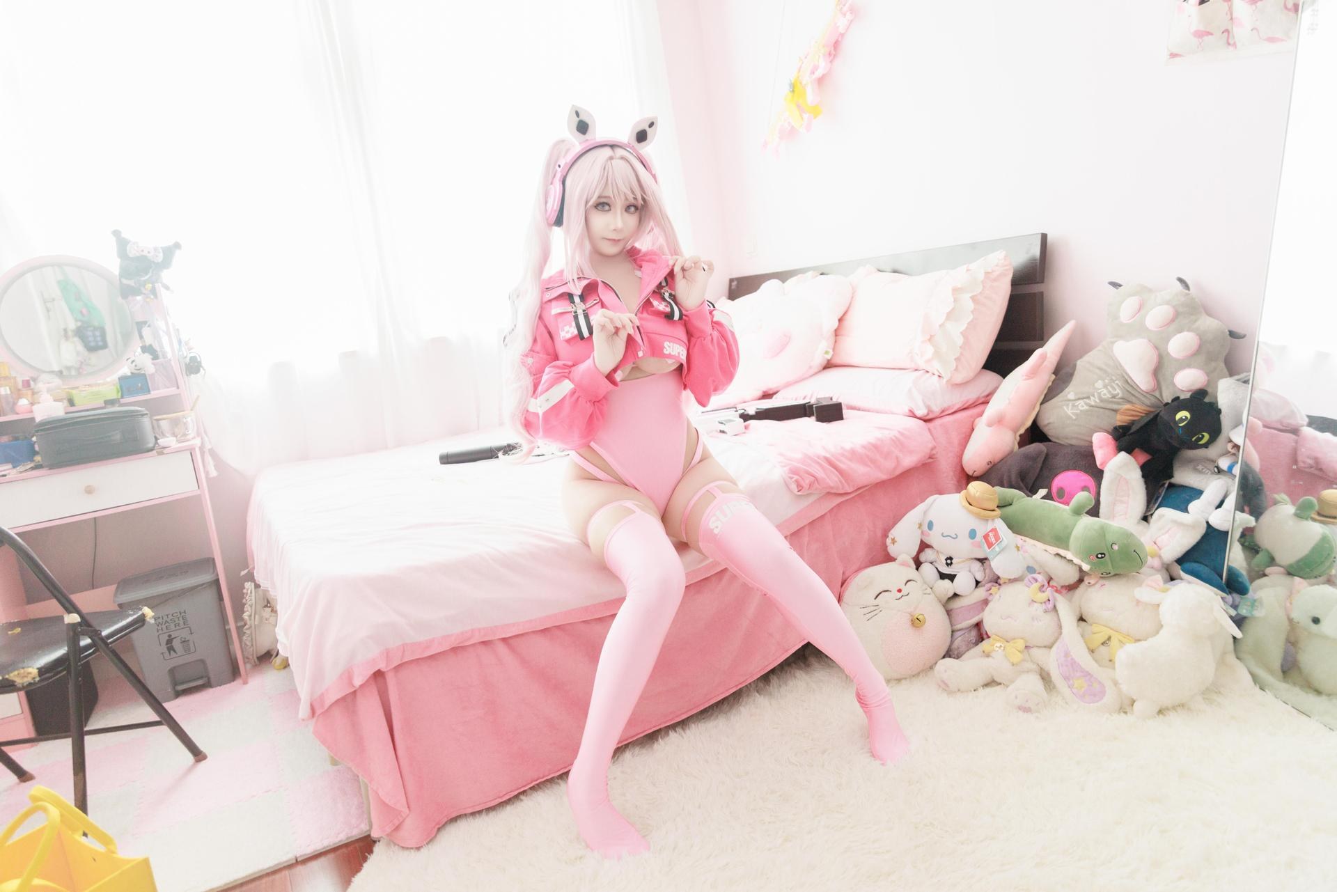 [cosplay] 阿雪雪 - Trang phục bơi Alice: đồ bơi tai thỏ màu hồng, cầm súng dài bên hồ bơi, chân dài đẹp 94P1V