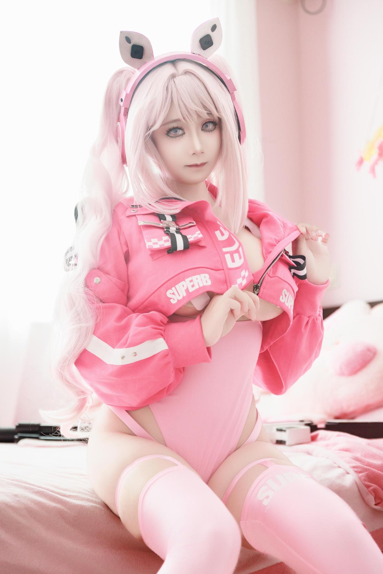 [cosplay] 阿雪雪 - Trang phục bơi Alice: đồ bơi tai thỏ màu hồng, cầm súng dài bên hồ bơi, chân dài đẹp 94P1V