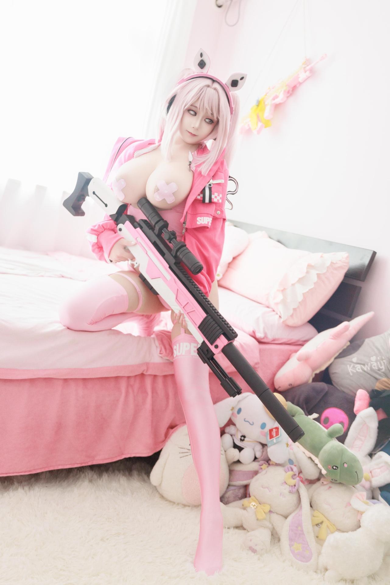 [cosplay] 阿雪雪 - Trang phục bơi Alice: đồ bơi tai thỏ màu hồng, cầm súng dài bên hồ bơi, chân dài đẹp 94P1V