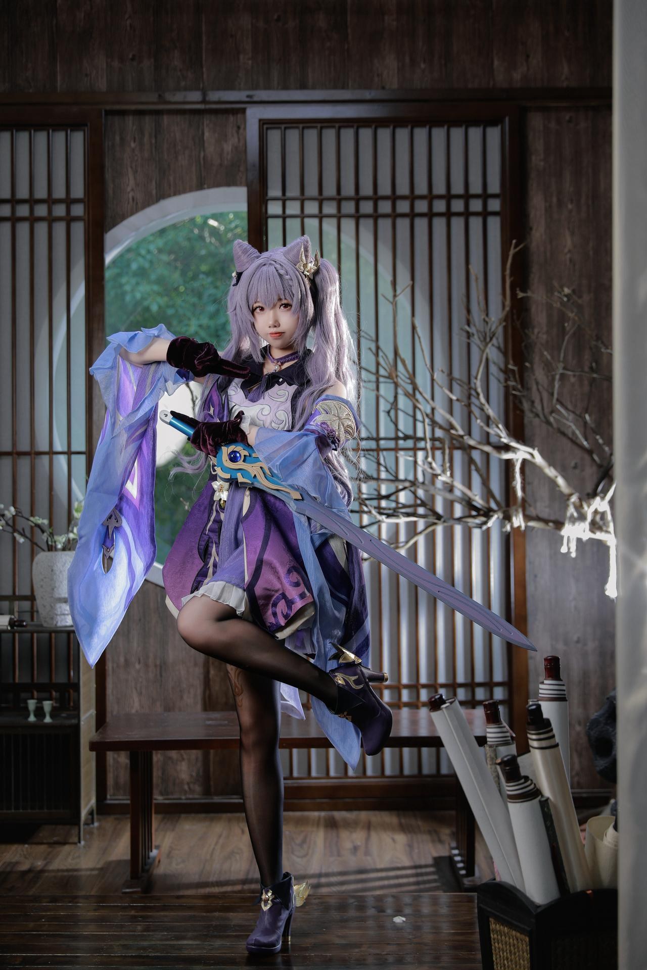 [cosplay] 雪琪SAMA - 原神 刻晴：紫发礼服白丝美腿 50P1V