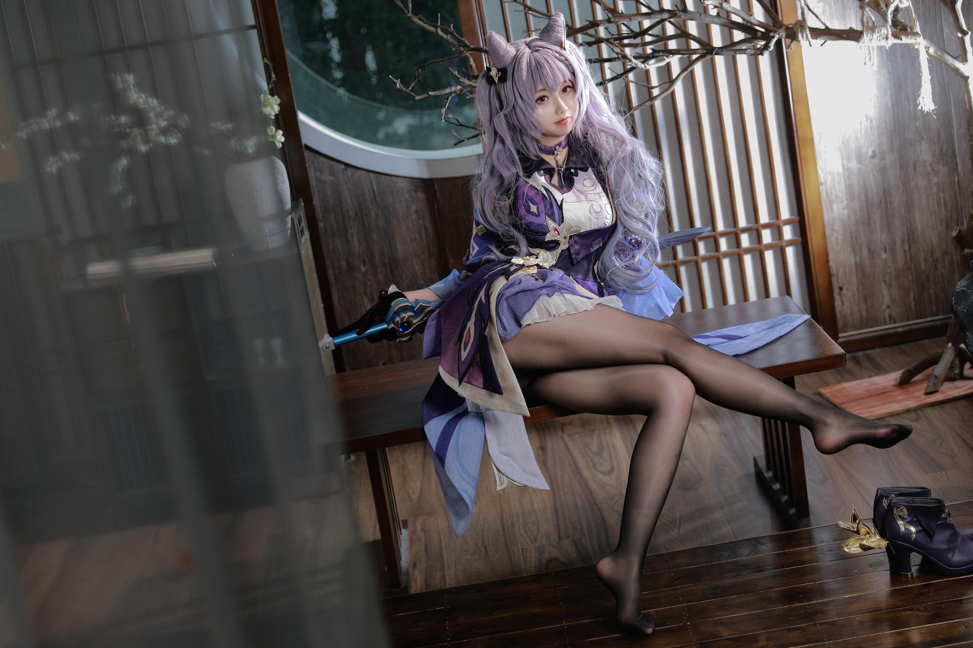 [cosplay] 雪琪SAMA - 原神 刻晴：紫发礼服白丝美腿 50P1V