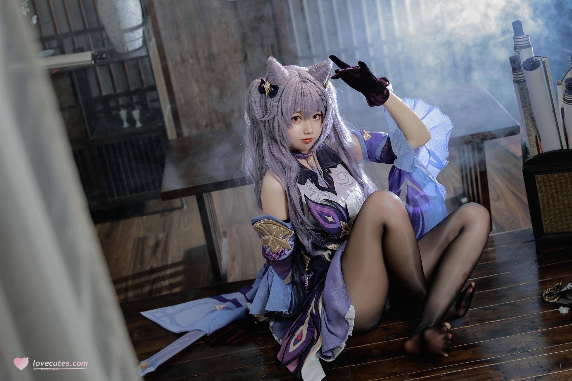 [cosplay] 雪琪SAMA - 原神 刻晴：紫发礼服白丝美腿 50P1V