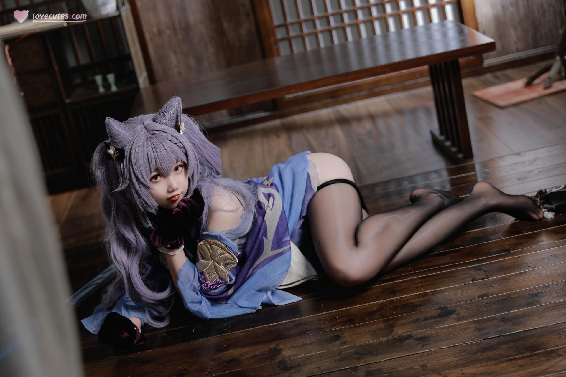 [cosplay] 雪琪SAMA - 原神 刻晴：紫发礼服白丝美腿 50P1V