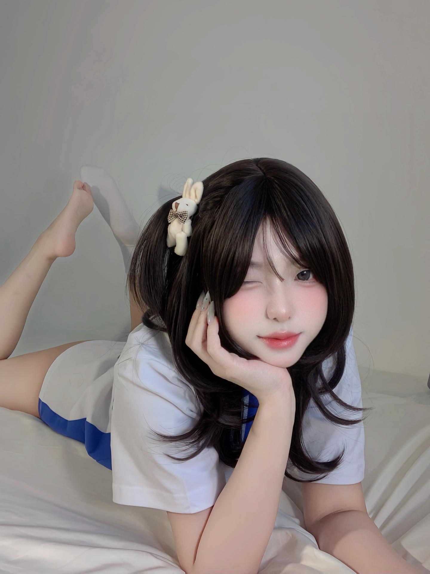 [私房] 真宝 - 校服甜妹：蓝白校服白袜自拍美腿 71P2V