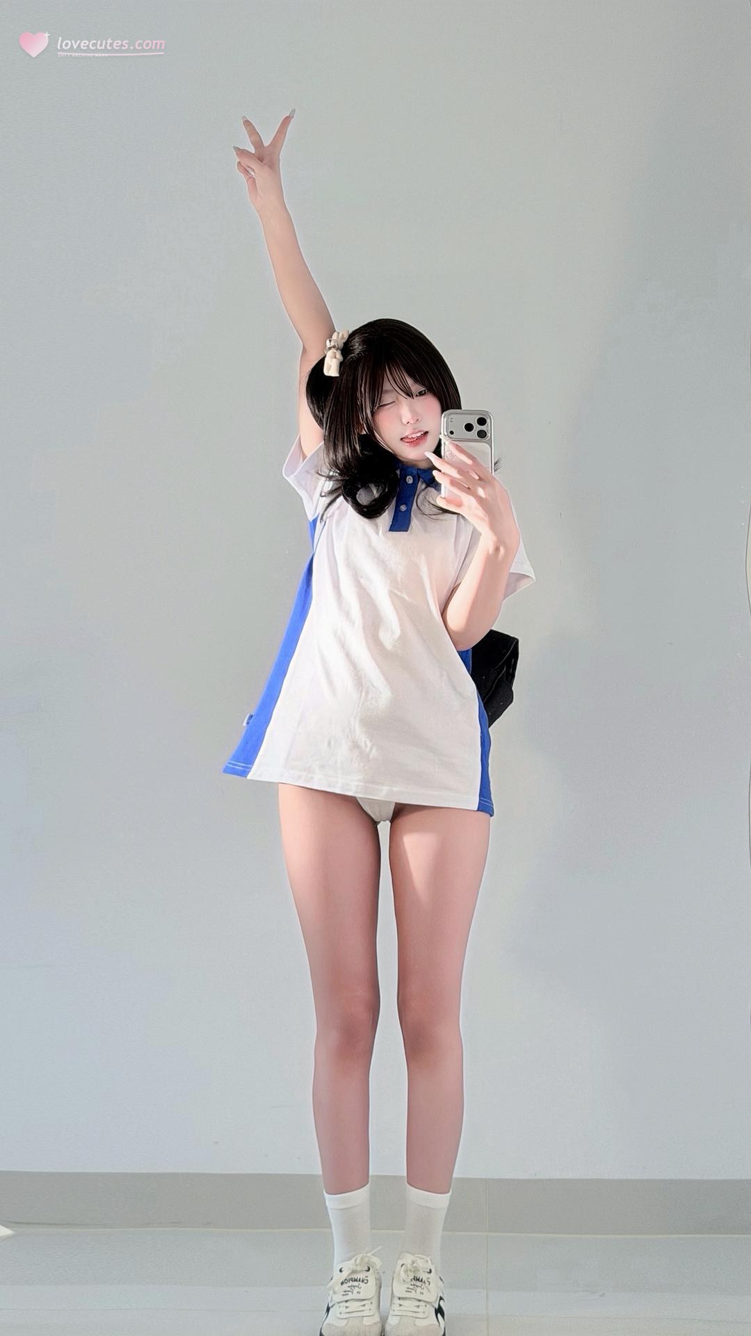 [私房] 真宝 - 校服甜妹：蓝白校服白袜自拍美腿 71P2V