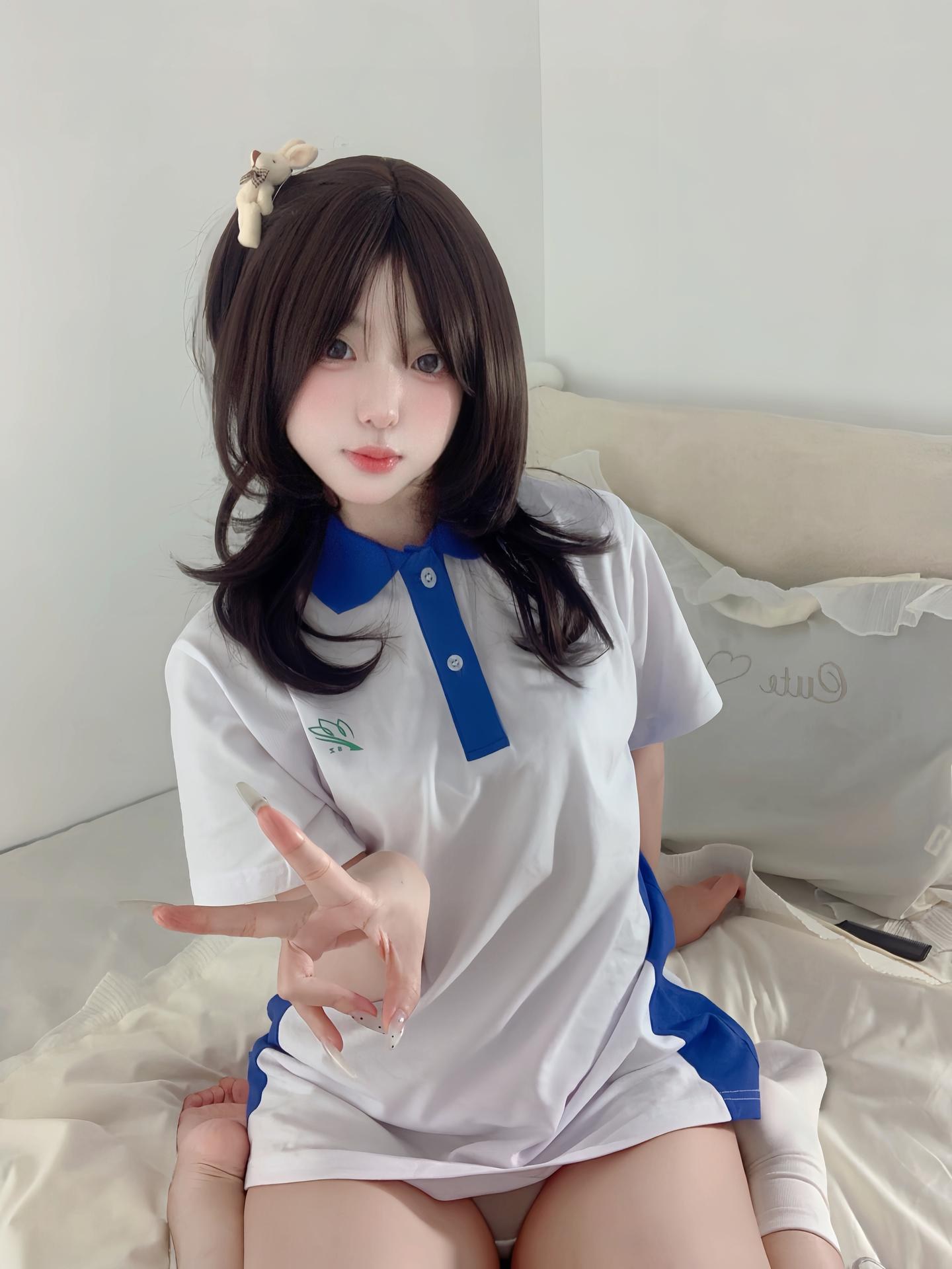[私房] 真宝 - 校服甜妹：蓝白校服白袜自拍美腿 71P2V
