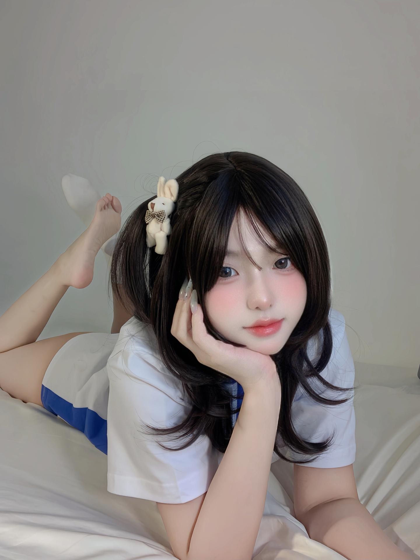 [私房] 真宝 - 校服甜妹：蓝白校服白袜自拍美腿 71P2V