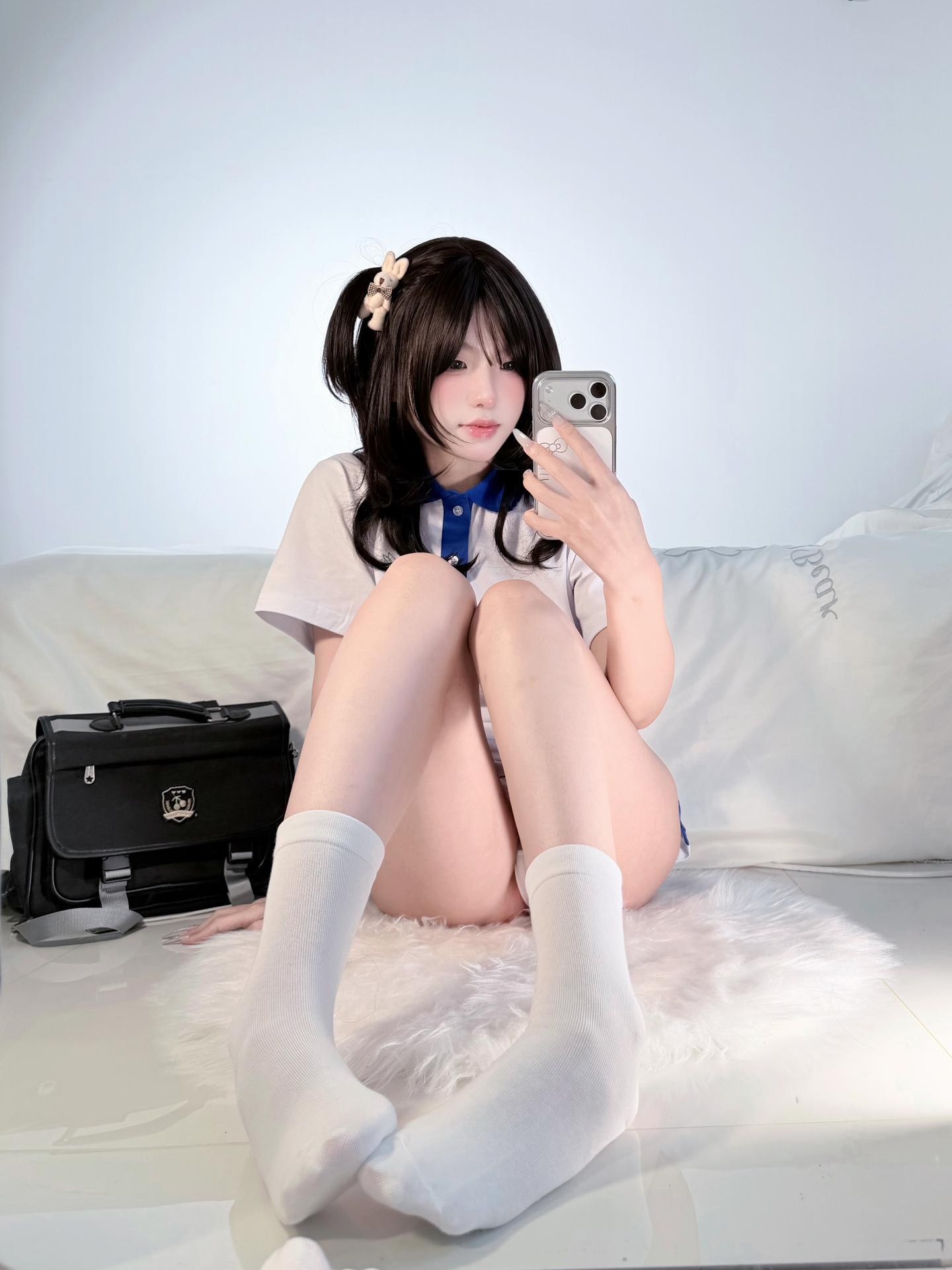 [私房] 真宝 - 校服甜妹：蓝白校服白袜自拍美腿 71P2V