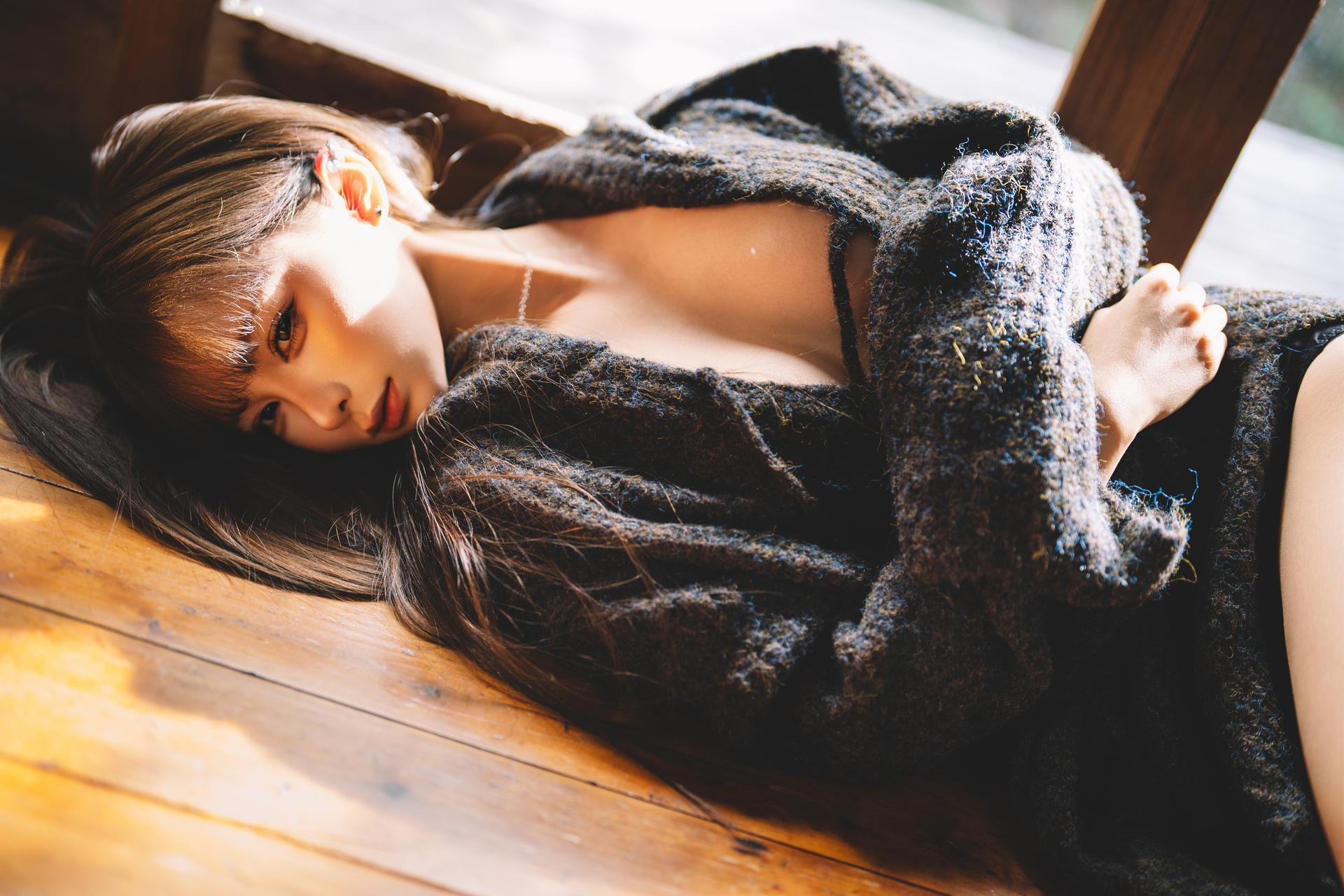[Private] Chun Momo - Orange: Japanese-Style Wooden House, Black Sweater and Lingerie Private Shoot 30P