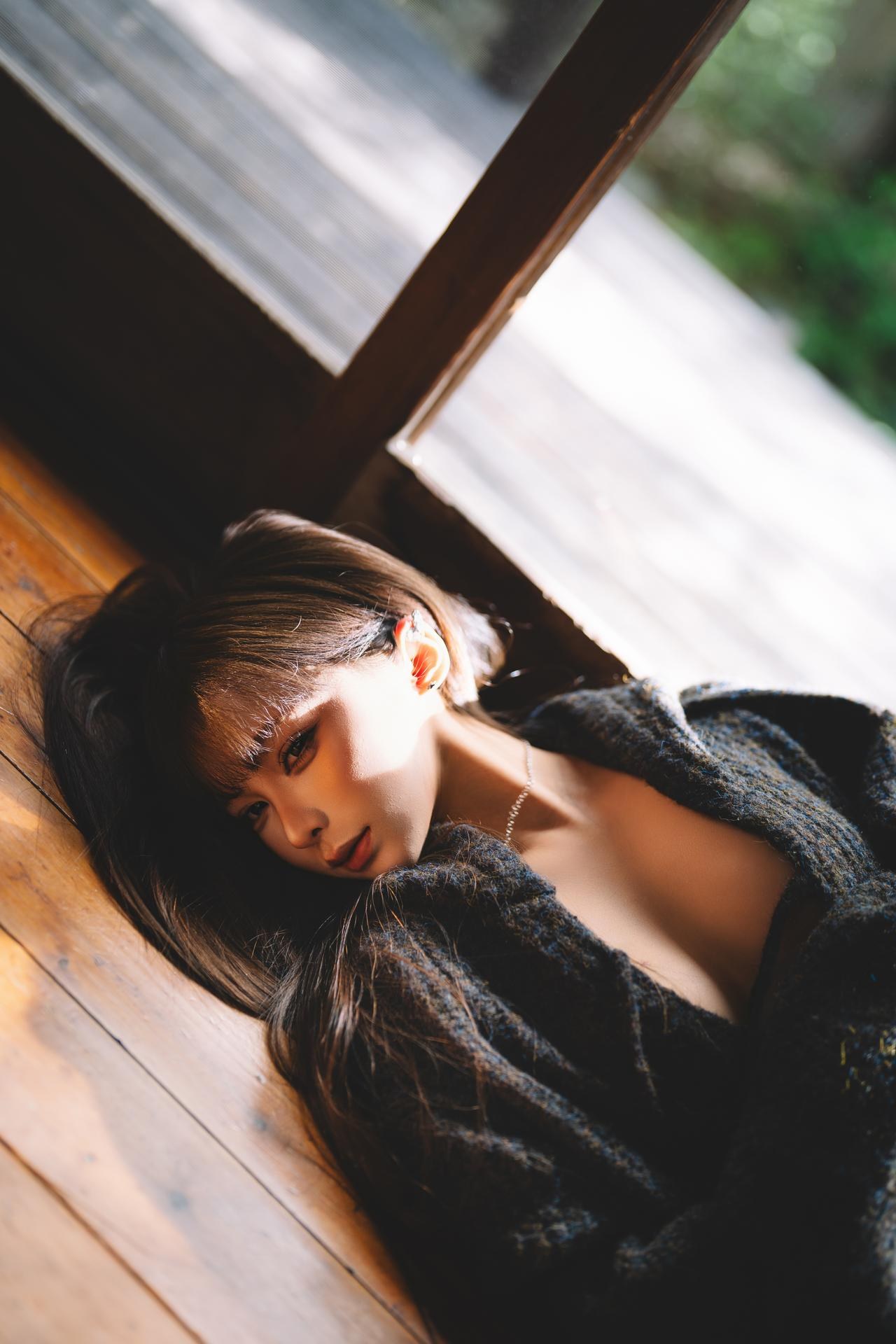 [Private] Chun Momo - Orange: Japanese-Style Wooden House, Black Sweater and Lingerie Private Shoot 30P