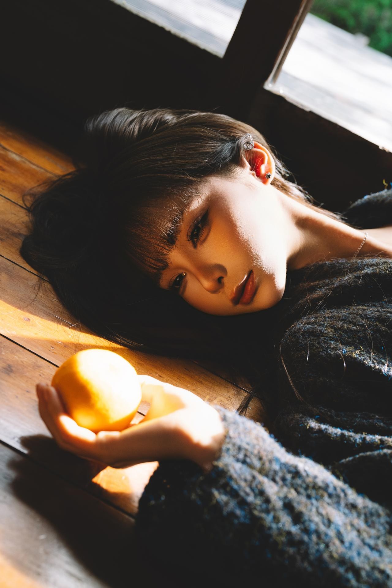 [Private] Chun Momo - Orange: Japanese-Style Wooden House, Black Sweater and Lingerie Private Shoot 30P