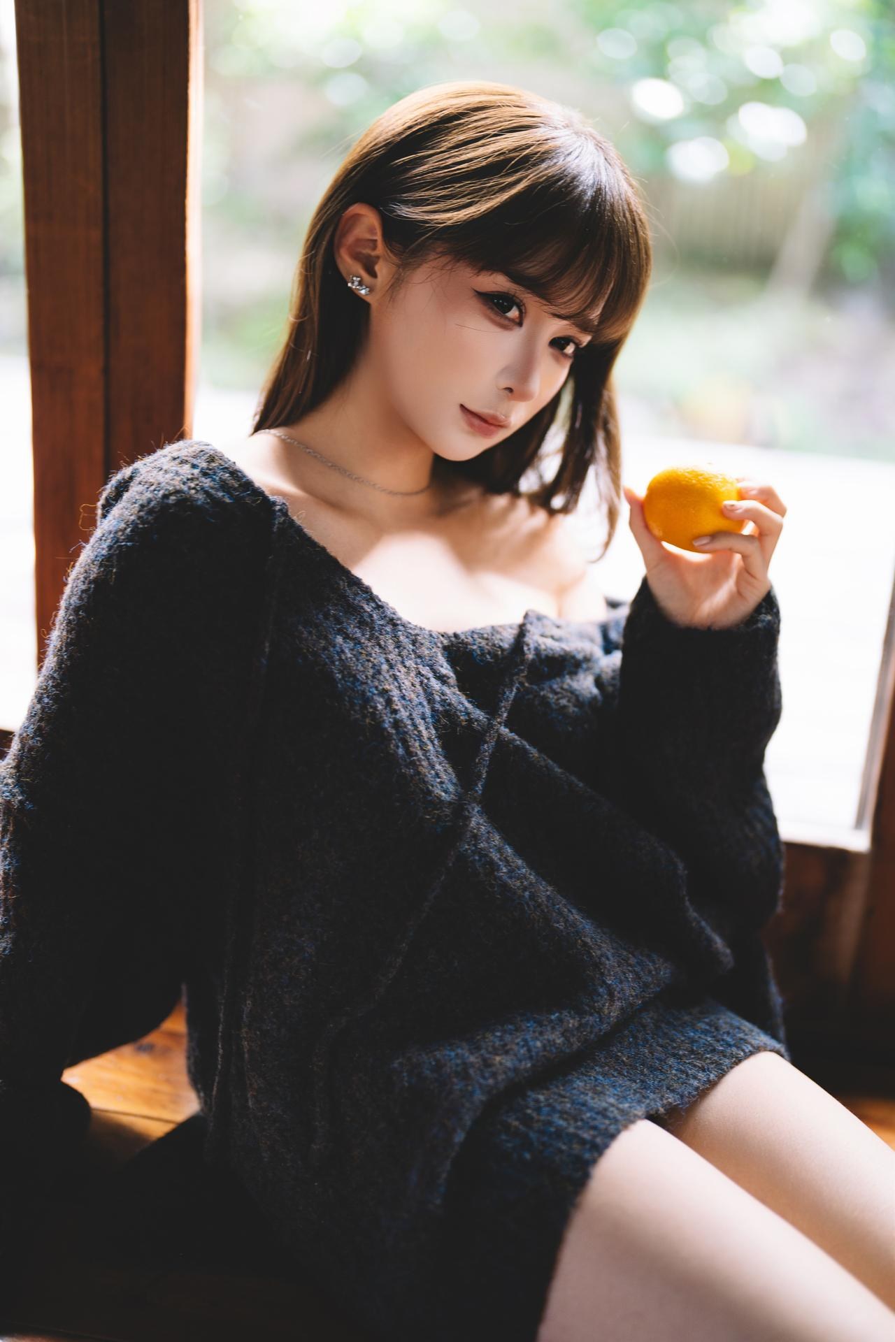 [Private] Chun Momo - Orange: Japanese-Style Wooden House, Black Sweater and Lingerie Private Shoot 30P