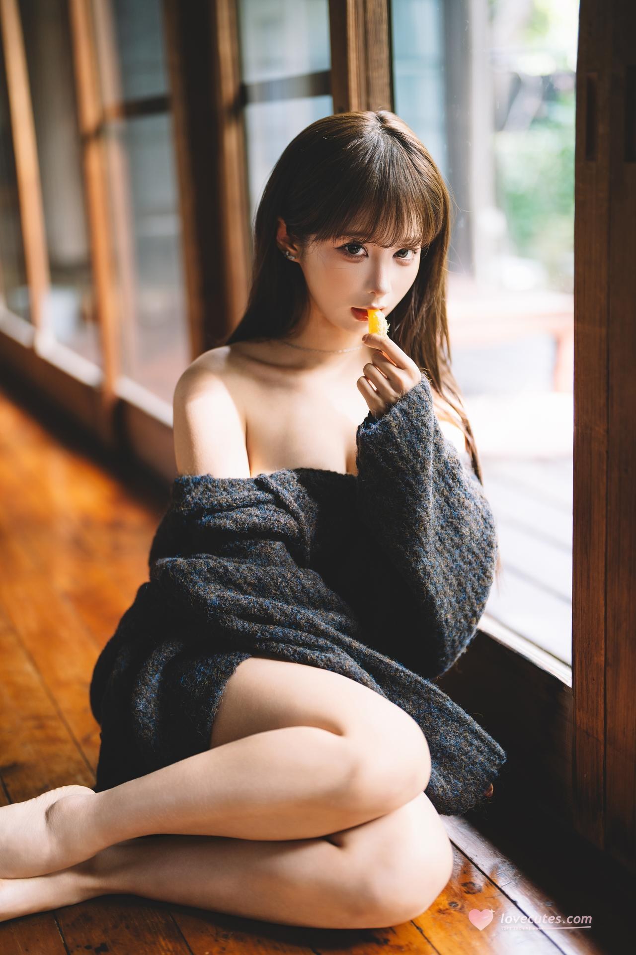 [Private] Chun Momo - Orange: Japanese-Style Wooden House, Black Sweater and Lingerie Private Shoot 30P
