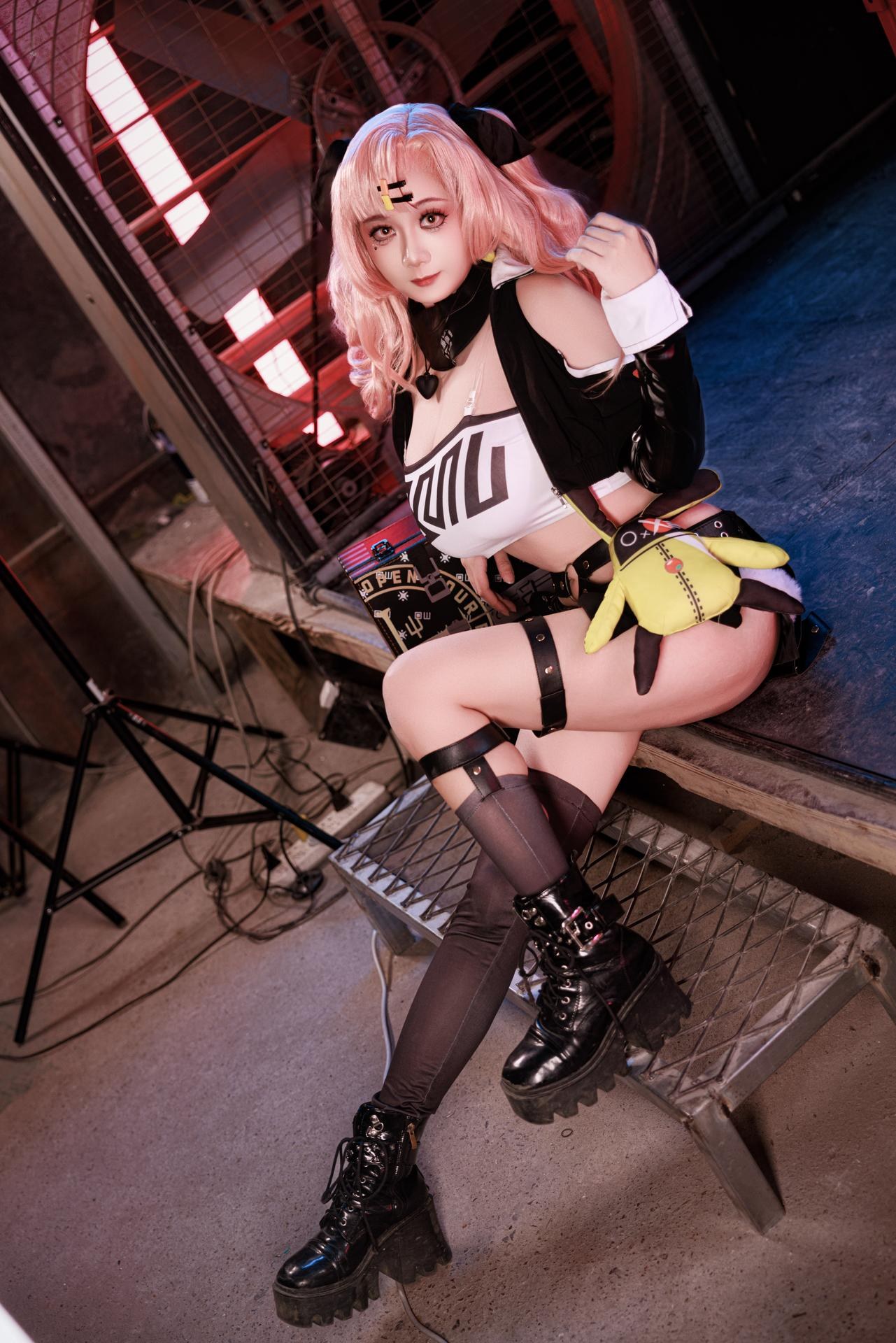 [cosplay] 阿雪雪 - NIKKE胜利女神 妮可：粉发街头夹克黑丝大尺度 92P1V