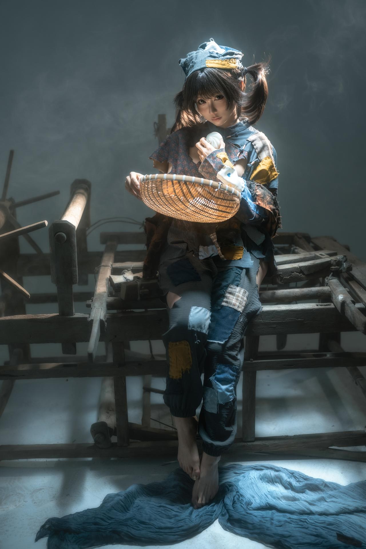 [写真] 蠢沫沫 - 小乞丐：破旧工装烟雾场景美腿 23P1V