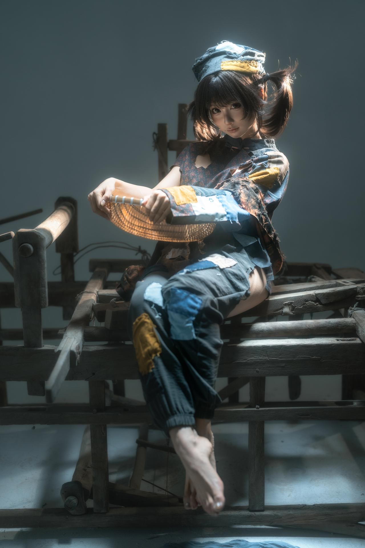 [写真] 蠢沫沫 - 小乞丐：破旧工装烟雾场景美腿 23P1V